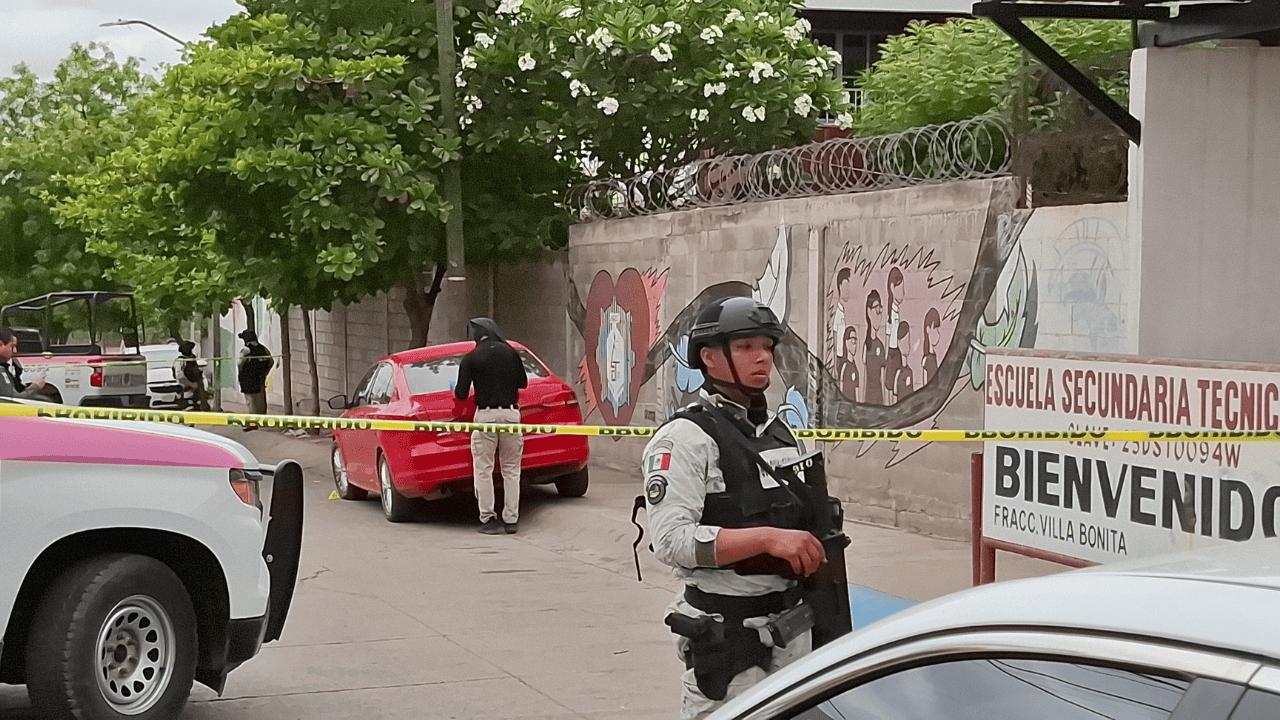 Madre deja a su hijo en la escuela y la asesinan en el plantel; suspenden clases