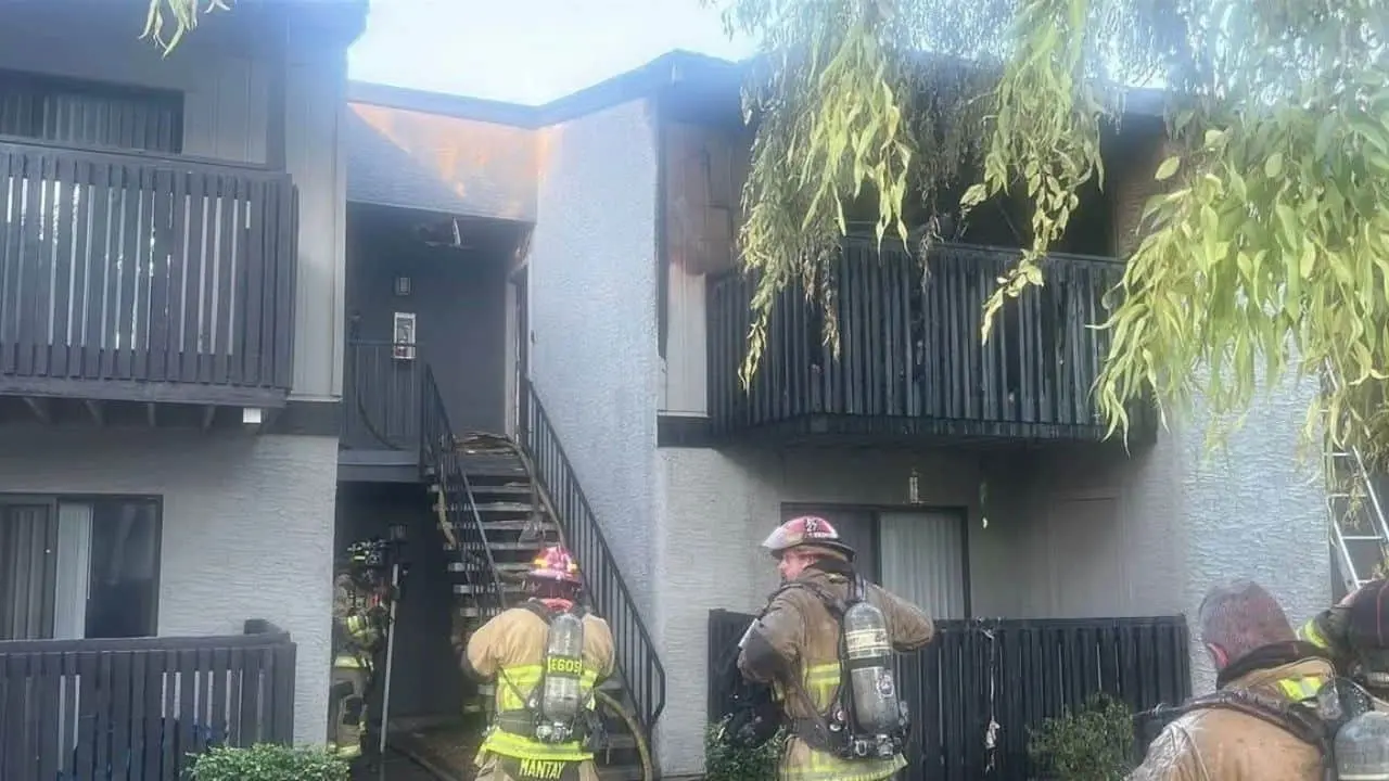 Queda adulto mayor en estado crítico tras incendio en Phoenix