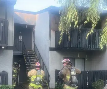 Queda adulto mayor en estado crítico tras incendio en Phoenix