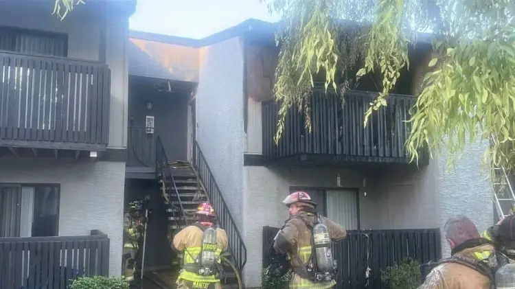 Bomberos de Phoenix  sofocando incendio. (Foto: Cortesía / EXPRESO)