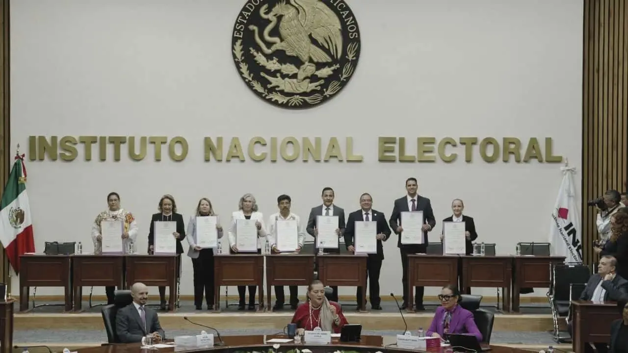 Entrega INE constancias a próximas ministras y ministros de la Corte
