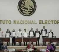 Entrega INE constancias a próximas ministras y ministros de la Corte