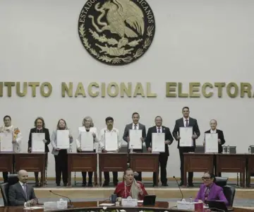 Entrega INE constancias a próximas ministras y ministros de la Corte