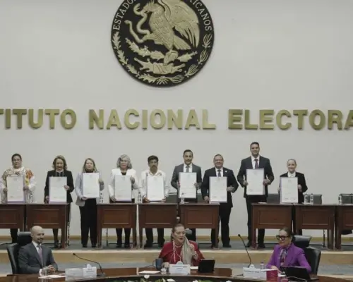 Entrega INE constancias a próximas ministras y ministros de la Corte