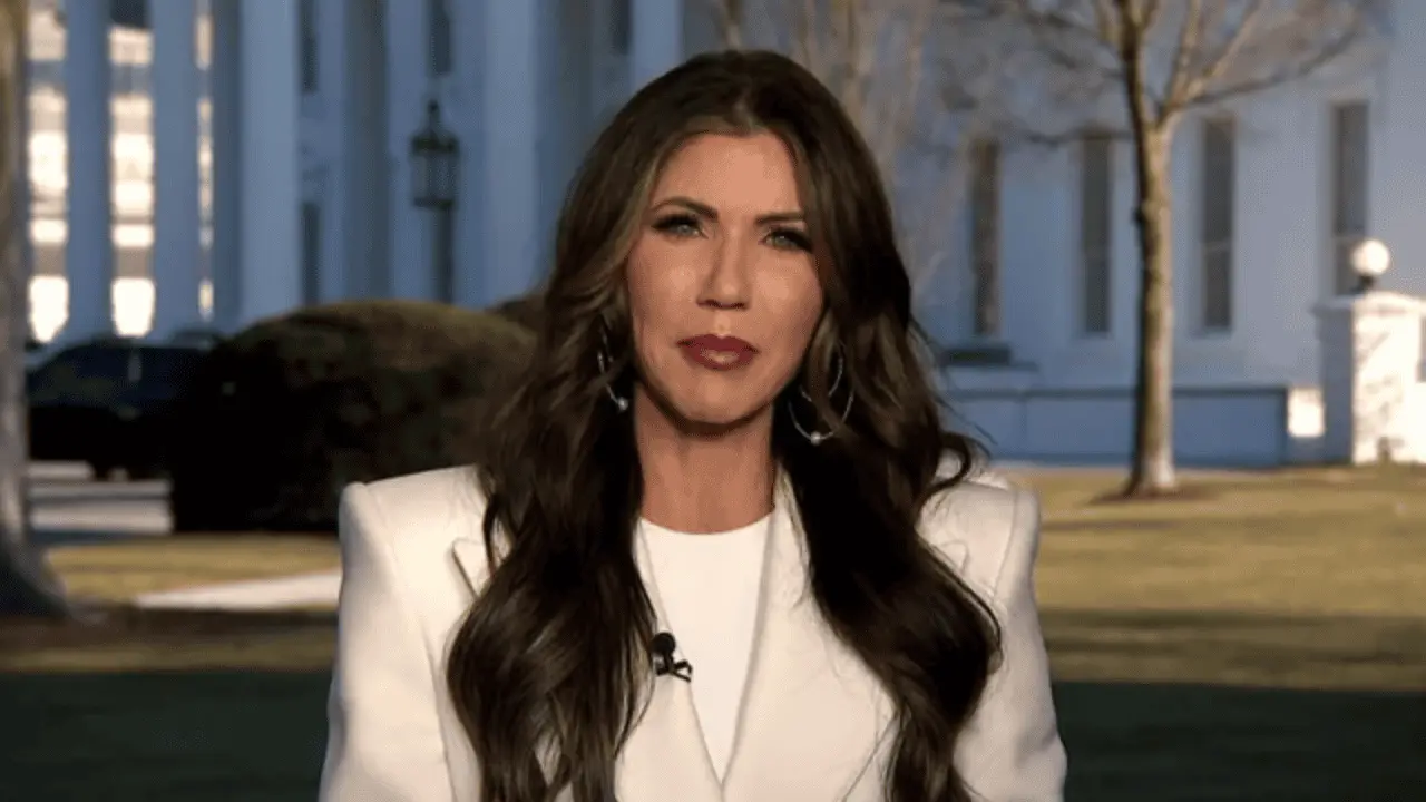 Hospitalizan de emergencia a Kristi Noem, secretaria de Seguridad de EU
