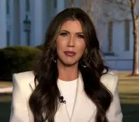 Hospitalizan de emergencia a Kristi Noem, secretaria de Seguridad de EU