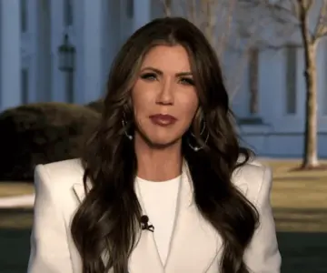 Hospitalizan de emergencia a Kristi Noem, secretaria de Seguridad de EU