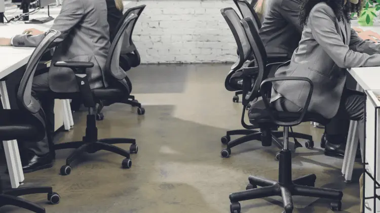 Los trabajadores tendrán derecho a descansar si su trabajo es obligatoriamente de pie. (ESPECIAL)