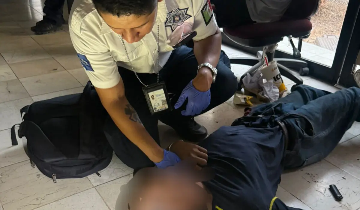Oficial de Tránsito auxilia a joven durante crisis epiléptica