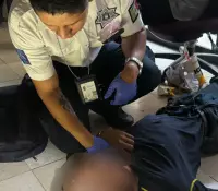 Oficial de Tránsito auxilia a joven durante crisis epiléptica