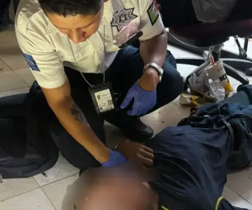 Oficial de Tránsito auxilia a joven durante crisis epiléptica