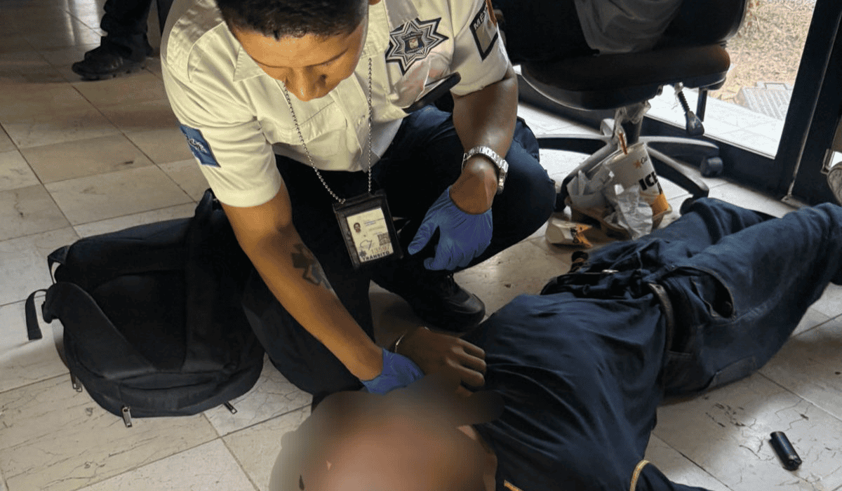 Oficial de Tránsito auxilia a joven durante crisis epiléptica