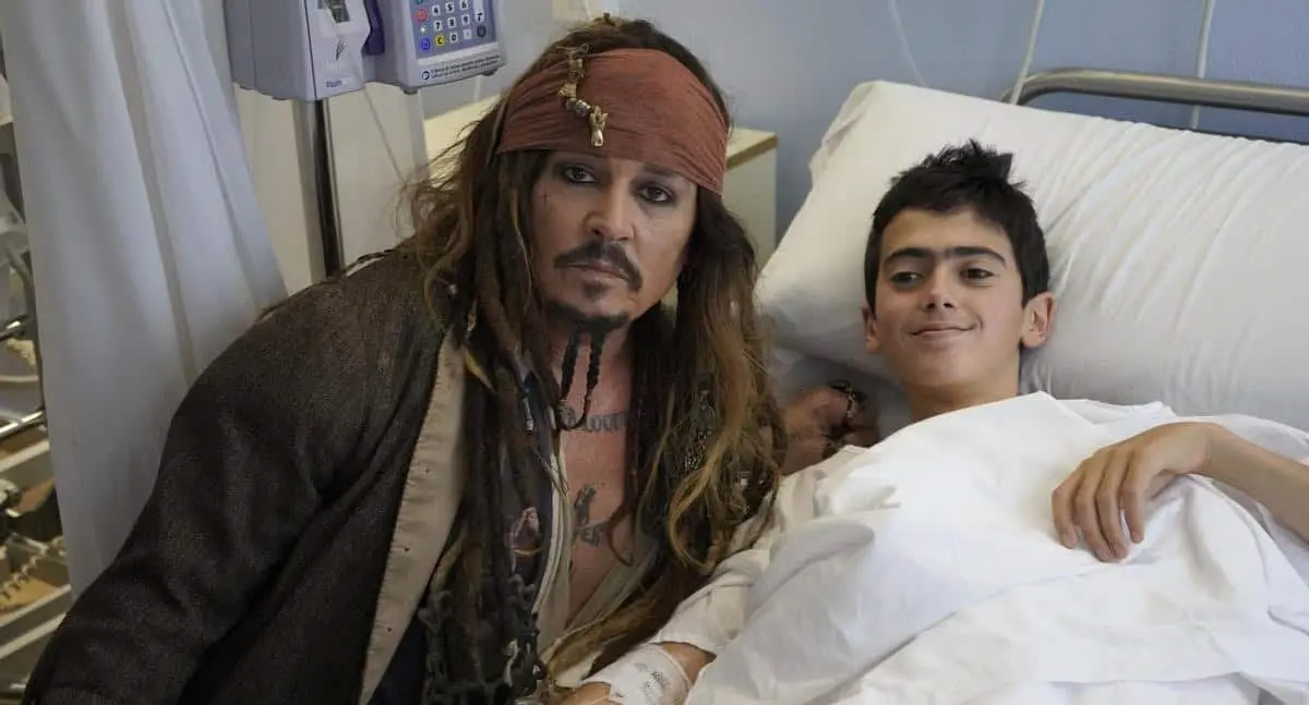 Johnny Depp sorprende a niños con cáncer en Madrid vestido de Jack Sparrow