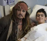 Johnny Depp sorprende a niños con cáncer en Madrid vestido de Jack Sparrow