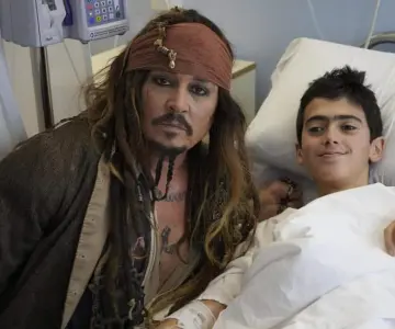 Johnny Depp sorprende a niños con cáncer en Madrid vestido de Jack Sparrow