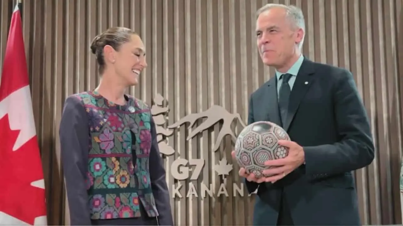 Sheinbaum obsequia balón indígena a primer ministro de Canadá