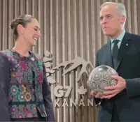 Sheinbaum obsequia balón indígena a primer ministro de Canadá