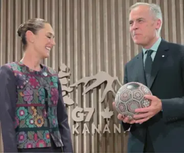 Sheinbaum obsequia balón indígena a primer ministro de Canadá