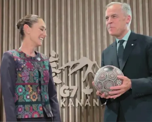 Sheinbaum obsequia balón indígena a primer ministro de Canadá