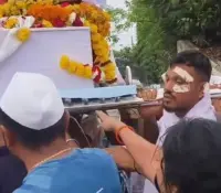 Sobreviviente del accidente aéreo en India despide a su hermano