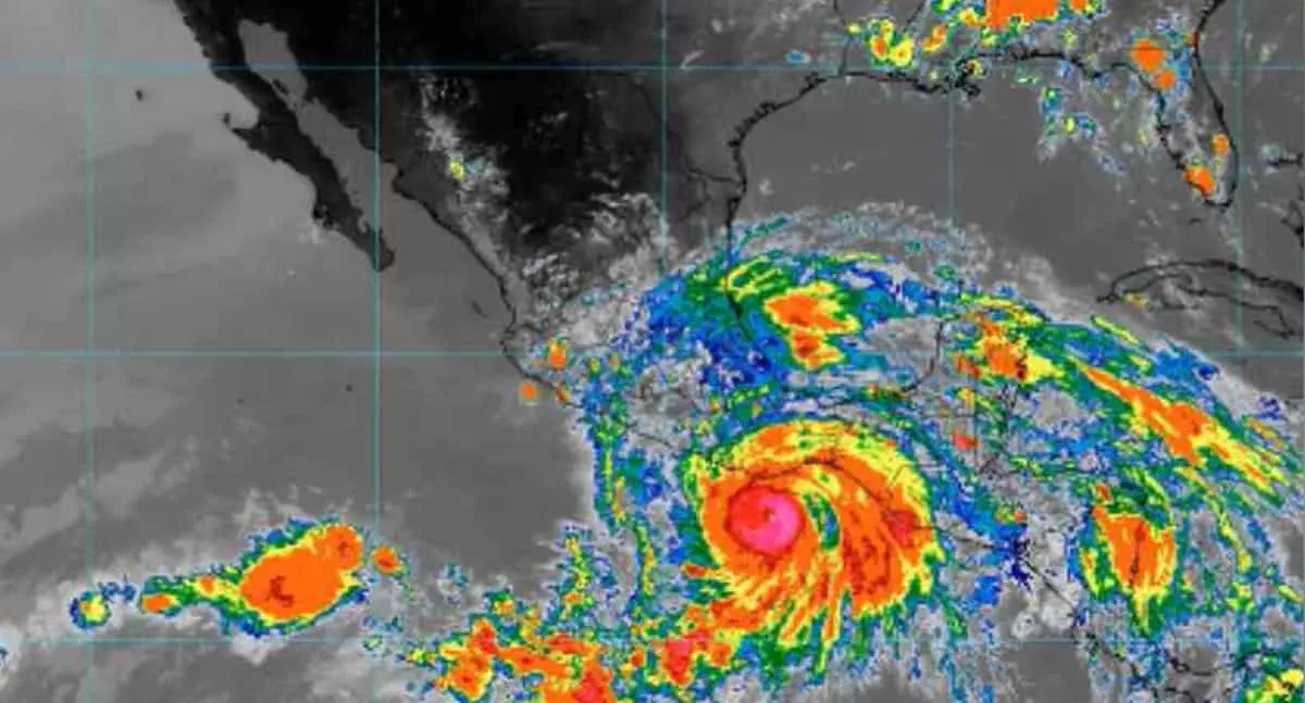 El estruendo del huracán Erick estremece Oaxaca al tocar tierra