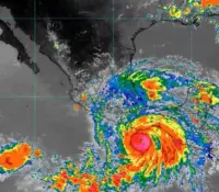 El estruendo del huracán Erick estremece Oaxaca al tocar tierra