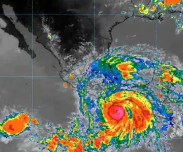 El estruendo del huracán Erick estremece Oaxaca al tocar tierra