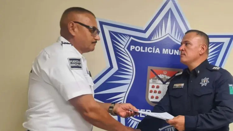 Comisario general a la derecha y Sergio Valdez a la izquierda. (Foto: Cortesía / EXPRESO)