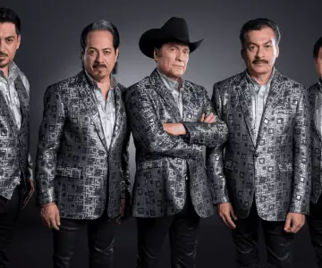 Integrante de Los Tigres del Norte sufre caída en pleno concierto