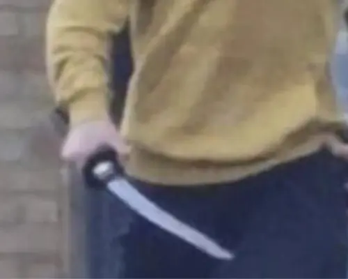 Sorprenden a joven caminando con espada metálica en Proyecto Río Sonora