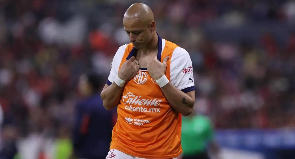 Chicharito sufre golpe en la cara y abandona partido amistoso ante Atlante