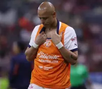 Chicharito sufre golpe en la cara y abandona partido amistoso ante Atlante