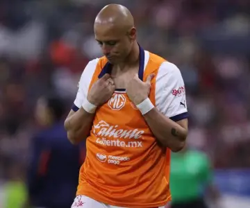 Chicharito sufre golpe en la cara y abandona partido amistoso ante Atlante