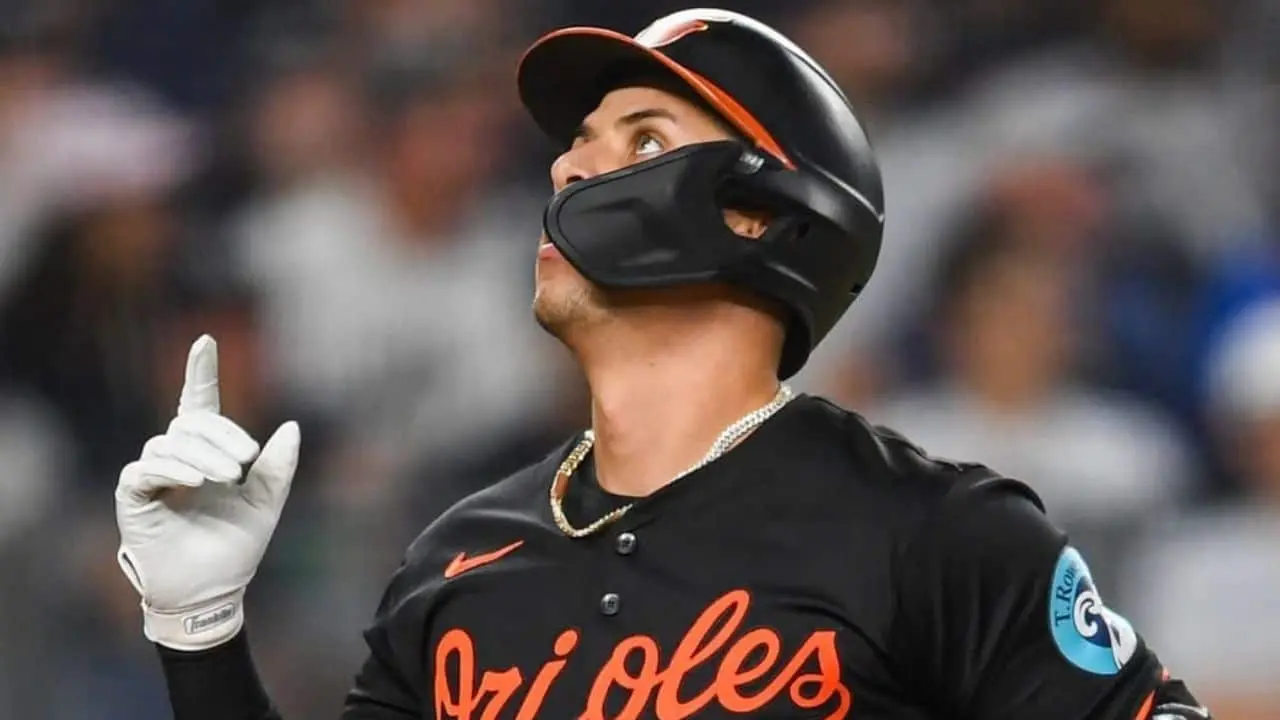 El sonorense Ramón Urías conecta jonrón ante Yankees