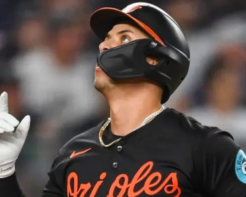 El sonorense Ramón Urías conecta jonrón ante Yankees