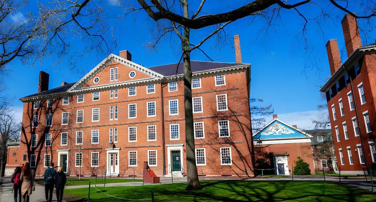 Juez bloquea veto de Trump contra estudiantes extranjeros en Harvard