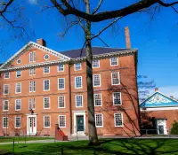 Juez bloquea veto de Trump contra estudiantes extranjeros en Harvard