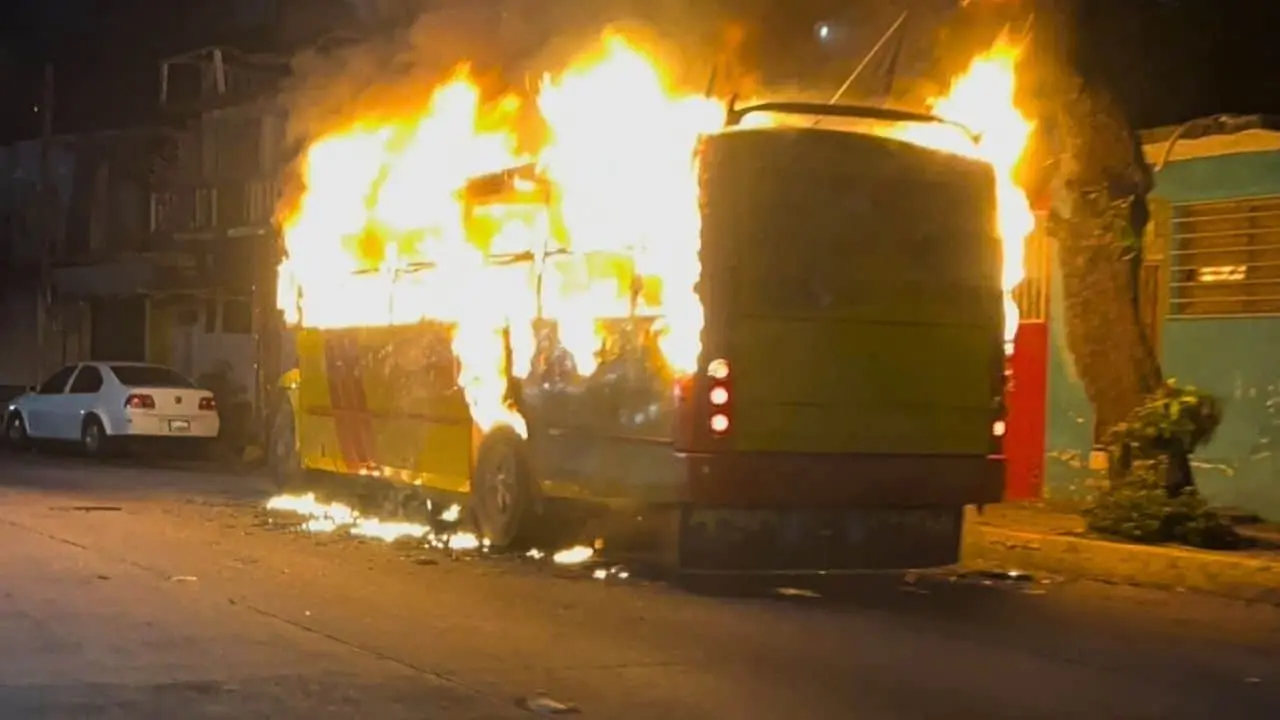 Hallan cinco cuerpos calcinados en autobús en Acapulco