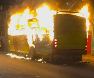 Hallan cinco cuerpos calcinados en autobús en Acapulco