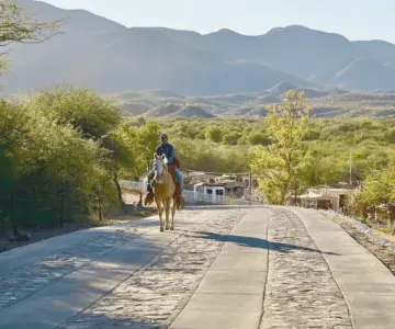 Reconstruyen caminos en Sierra Alta de Sonora con inversión histórica