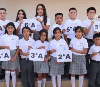 Coincidencia genética en Carbó: ocho pares de mellizos estudian juntos