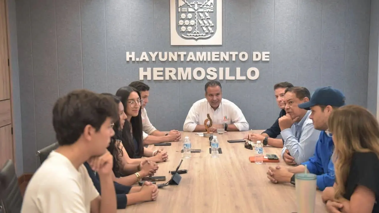 Cumple Toño a jóvenes que impulsan proyectos sobre problemáticas sociales