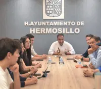 Cumple Toño a jóvenes que impulsan proyectos sobre problemáticas sociales