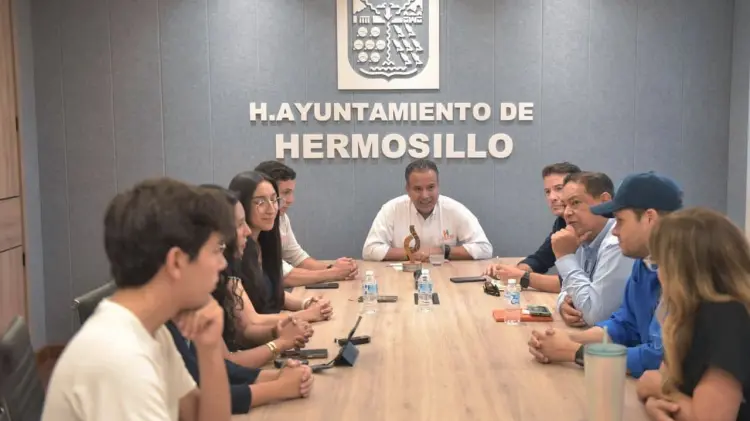 Alcalde hermosillense junto a jóvenes. (Foto: Cortesía / EXPRESO)
