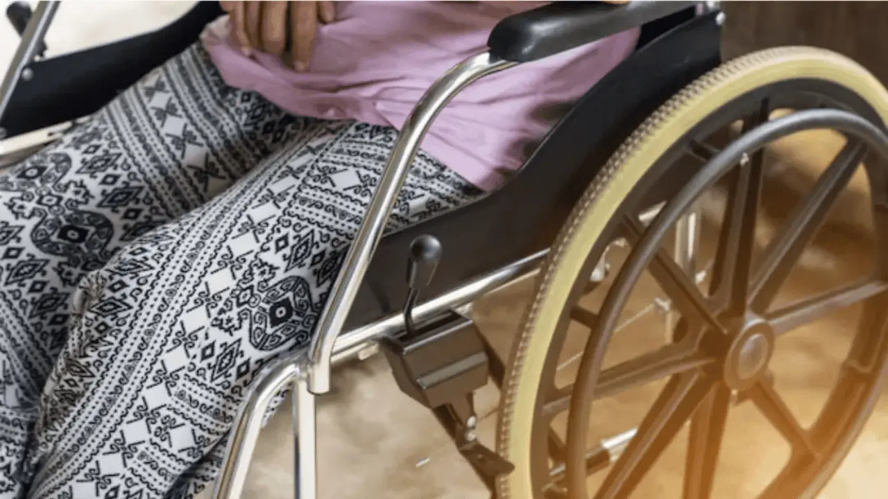Detienen a hombre por trasladar en silla de ruedas a mujer sin vida