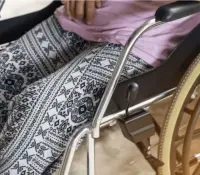 Detienen a hombre por trasladar en silla de ruedas a mujer sin vida