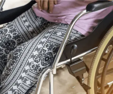 Detienen a hombre por trasladar en silla de ruedas a mujer sin vida