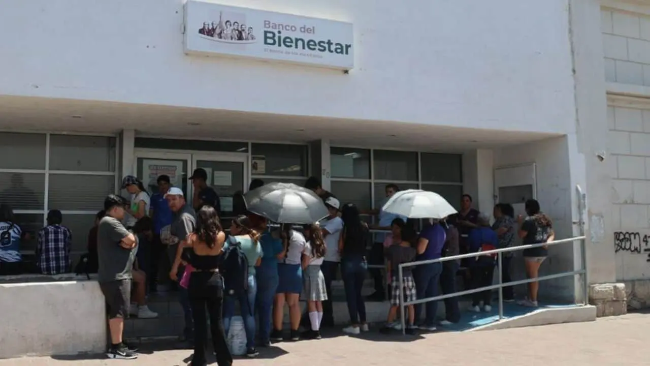 Bienestar exhorta a no exponerse ante el calor por cobro de pensión