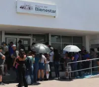 Bienestar exhorta a no exponerse ante el calor por cobro de pensión
