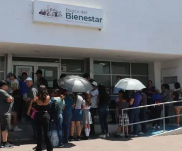 Bienestar exhorta a no exponerse ante el calor por cobro de pensión